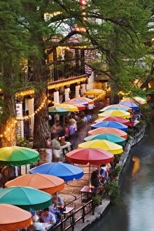 Images Dated 5th April 2006: Colorful umbrellas of outdoor cafe along famous River Walk, and San Antonio River