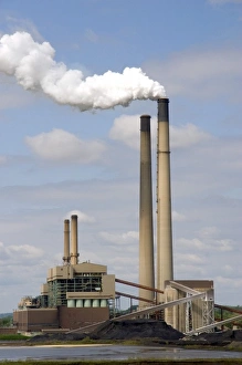 Images Dated 6th May 2006: The Conesville coal fired power plant with belching smoke near Coshocton, Ohio