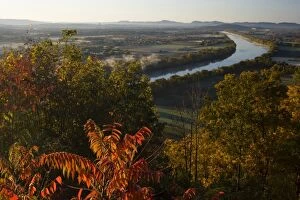 Images Dated 15th October 2006: The Connecticut River at dawn as seen from South Sugarloaf Mountain in the Sugarloaf
