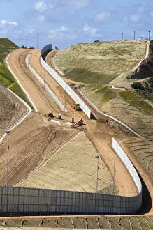 Images Dated 6th March 2009: Construction of the border fence that prevents illegal immagrant crossings at the U