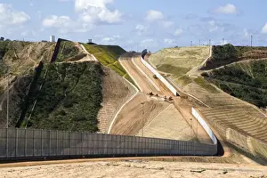 Images Dated 6th March 2009: Construction of the border fence that prevents illegal immagrant crossings at the U