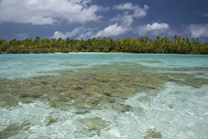 Images Dated 25th October 2014: Cook Islands, Aitutaki (aka Araura). One Foot Island, a small motu or