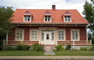Images Dated 2nd August 2006: Cottage style homes in a rural area along the St. Lawrence River at L lslet, Quebec
