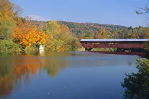Images Dated 28th December 2004: Covered bridge over the Ottauqueche River in Vermont. covered bridge, ottauqueche river