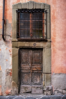 Images Dated 6th January 2024: Craggy old entrance in Lucca, Italy