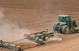 Images Dated 20th December 2005: Crawler type tractor discing a field in preparation for planting in the Central Valley