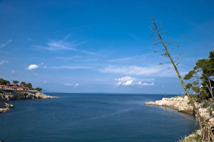 Inti St Clair Prints: Cres, Coatia - A rocky coastline at the edge of the sea