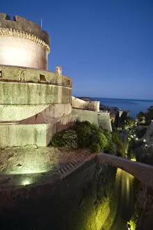 Images Dated 7th July 2007: CROATIA, Dubrovnik. City walls at night