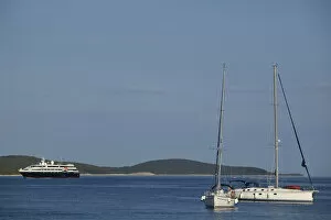 Images Dated 23rd May 2007: CROATIA-Southern Dalmatia-Hvar Island-Hvar Town: Hvar Harbor-small cruiseship
