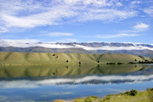 Cromwell, Lake Dunstan, New Zealand. Amazing reflections on man made Lake Dunstan Cromwell, Lake Dunstan, New Zealand. Amazing reflections on man made Lake Dunstan