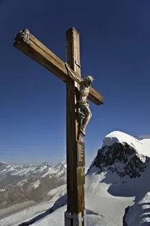 Images Dated 31st October 2005: Cross at Klein Matterhorn viewing platform, Zermatt, Switzerland