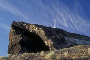 Images Dated 25th August 2005: A cross stands proud atop Lizard Butte, Canyon County, ID, USA