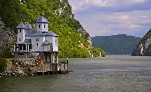Images Dated 16th April 2007: Cruising down the Danube River, throught the Kazan gorge of the Iron Gate throught