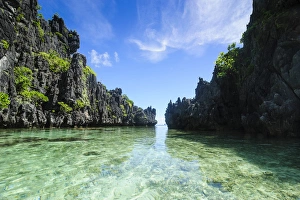 Images Dated 26th April 2011: Crystal clear water in the Bacuit archipelago, Palawan, Philippines