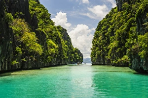 Crystal clear water in the Bacuit archipelago, Palawan, Philippines