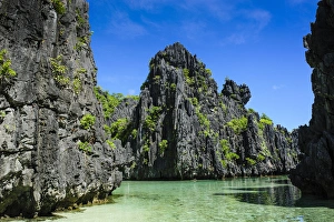 Images Dated 26th April 2011: Crystal clear water in the Bacuit archipelago, Palawan, Philippines