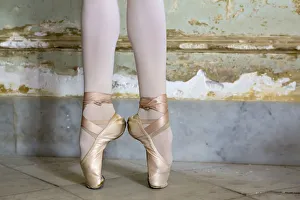 Images Dated 3rd May 2017: Cuba, Havana. Ballet position of ballerinas legs and feet