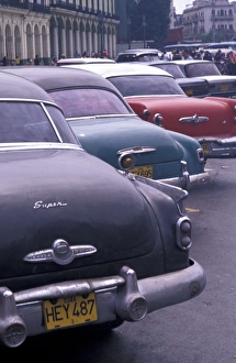 Images Dated 5th October 2004: Cuba, Havana. Classic 1950s autos