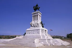Images Dated 5th October 2004: Cuba, Havana. Maximo Gomee on Horse, Malecon