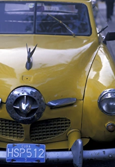Images Dated 5th October 2004: Cuba, Old Havana. Old classic 1950s auto