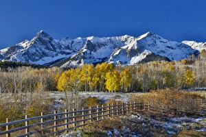 Images Dated 8th October 2016: Dallas Mountain and San Juan Mountain Range, Colorado, Autumn colors and aspens glowing