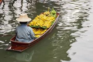 Images Dated 6th October 2021: Damnoen Saduak Floating Market, Bangkok, Thailand. Woman with boatload of bananas