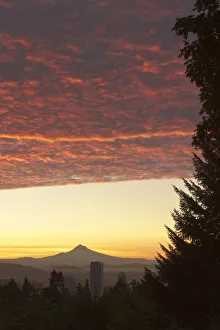 Images Dated 20th September 2011: Dawn sky over Portland, Oregon