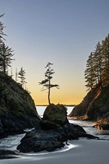 Images Dated 3rd December 2023: Deadman's Cove at Cape Disappointment State Park in Washington State, USA