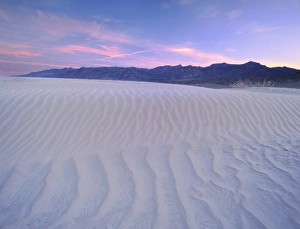 Images Dated 4th August 2010: Death Valley National Park, California. USA. Cirrus clouds above sand dunes at dawn