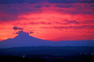 Images Dated 21st April 2005: Deep red sunrise and explosion-like clouds over Mt Hood, Oregon