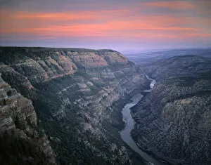 Images Dated 27th January 2004: DINOSAUR NATIONAL MONUMENT, UTAH / COLORADO. USA. The Green River & cliffs of Whirlpool