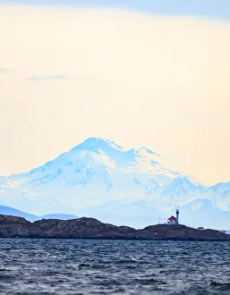 Images Dated 26th March 2011: Discovery Island Lighthouse, Victoria, BC against Mt. Baker in WA