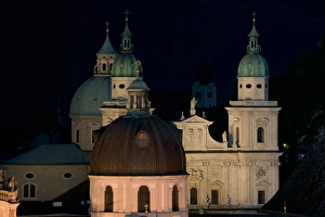 Images Dated 5th October 2004: Dome of Franziskanerkirche in front of the Dom (cathedral) in Old Salzburg, Austria