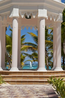 Images Dated 7th March 2011: Dominican Republic, Punta Cana, Higuey, Bavaro, Riu Palace, wedding gazebo