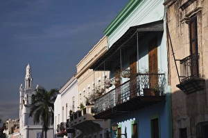 Images Dated 21st December 2009: Dominican Republic, Santo Domingo, Zona Colonial, buildings on Calle Hostos and Iglesia