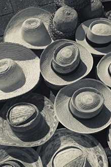 Images Dated 22nd December 2009: Dominican Republic, Santo Domingo, Zona Colonial, Plaza Espana, straw hats