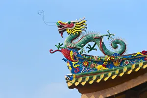 Chinese Prints: Dragon sculpture on the roof of South Putuo Temple, Xiamen, Fujian Province, China