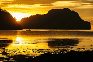 Images Dated 25th April 2012: Dramatic sunset light over the bay of El Nido, Bacuit Archipelago, Palawan, Philippines