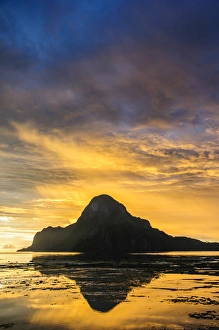 Images Dated 25th April 2012: Dramatic sunset light over the bay of El Nido, Bacuit Archipelago, Palawan, Philippines