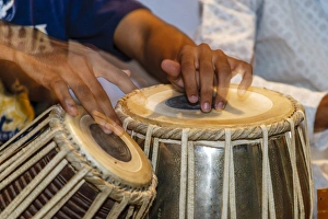 Images Dated 26th September 2005: Drum players hands, Varanasi, India
