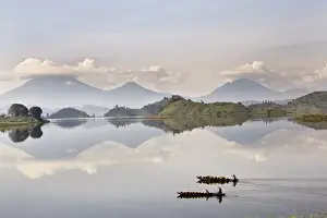 Images Dated 6th February 2009: Dugout canoe floating on Lake Mutanda with the Virunga Vulcanoes in the background