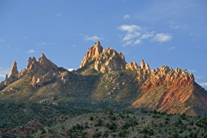Images Dated 7th April 2007: The Eagle Crage catch mornings first light in Rockville Utah just outside of Zion