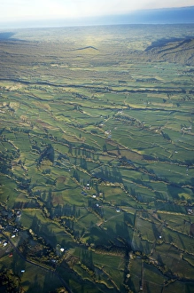 Images Dated 10th July 2008: Early Light on Farmland near Mt Taranaki / Mt Egmont, Taranaki, North Island, New