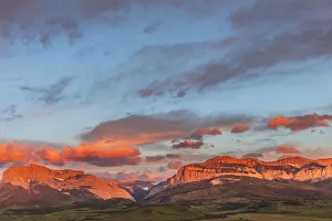 Images Dated 10th June 2017: Early morning light on Old Man of the Hills and Walling Reef on the Rocky Mountain