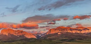 Images Dated 10th June 2017: Early morning light on Old Man of the Hills and Walling Reef on the Rocky Mountain