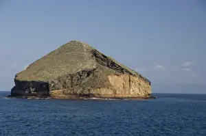 Images Dated 4th March 2009: Ecuador, Galapagos, Bainbridge Rocks (aka Rocas Bainbridge). Volcanic chain of islands