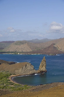 Images Dated 5th March 2009: Ecuador, Galapagos, Bartolome, Sullivan Bay. Iconic landmark formation, Pinnacle Rock