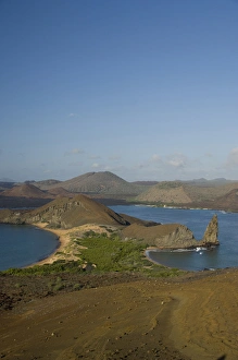 Images Dated 5th March 2009: Ecuador, Galapagos, Bartolome, Sullivan Bay. Iconic landmark formation, Pinnacle Rock