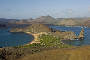 Images Dated 5th March 2009: Ecuador, Galapagos, Bartolome, Sullivan Bay. Iconic landmark formation, Pinnacle Rock