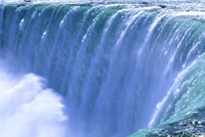 Images Dated 16th December 2004: On the Edge of Powerful Niagara Falls, New York and Canada